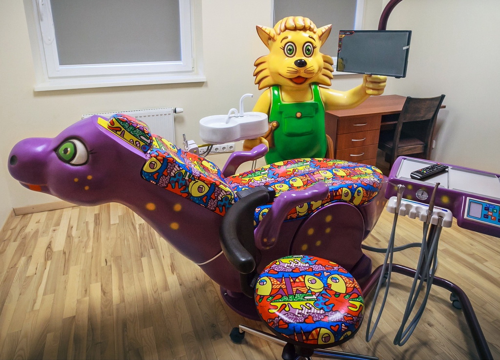 Mažiesiems pacientams intraveninę nejautrą kompensuoja ligonių kasos, jiems gydyti skirta speciali stomatologinė kėdė. 