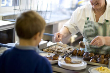 Seimas po svarstymo bendru sutarimu pritarė Socialinės paramos mokiniams įstatymo pataisoms, kuriomis numatoma apie 25 proc. didinti lėšas, skiriamas nemokamam mokinių maitinimui. Tam, kad teisės akto pakeitimai būtų priimti, Seimas turės balsuoti dar kartą.