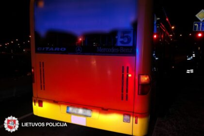 2018-11-27 Panevėžyje, Nemuno g., apgadintas autobusas „Evobus“. Jį apgadinusio sunkvežimio vairuotojas iš eismo įvykio vietos pasitraukė.