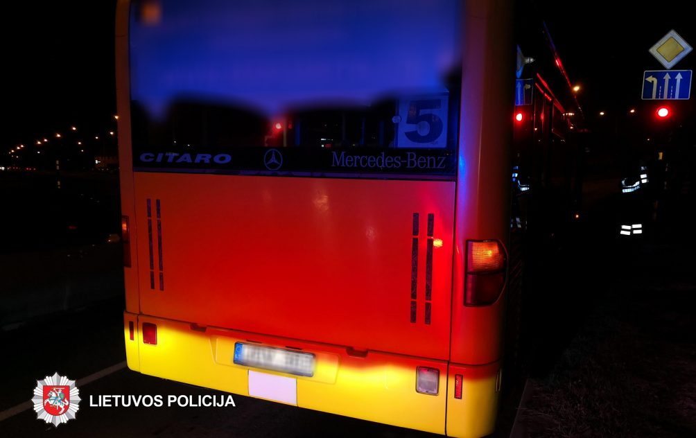 2018-11-27 Panevėžyje, Nemuno g., apgadintas autobusas „Evobus“. Jį apgadinusio sunkvežimio vairuotojas iš eismo įvykio vietos pasitraukė.