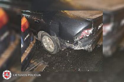2018-11-27 Panevėžyje, Tulpių g., apgadintas automobilis „Mercedes Benz“. Jį apgadinusio automobilio vairuotojas iš eismo įvykio vietos pasitraukė.