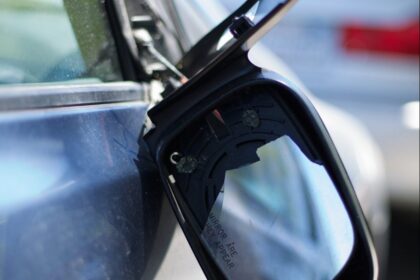 Klaipėdos gatvėje automobilius palikę panevėžiečiai ketvirtadienio rytą rado sulaužytus veidrodėlius.