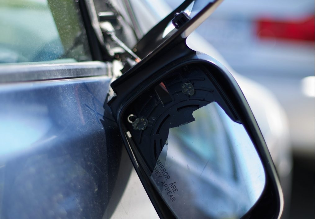 Klaipėdos gatvėje automobilius palikę panevėžiečiai ketvirtadienio rytą rado sulaužytus veidrodėlius.