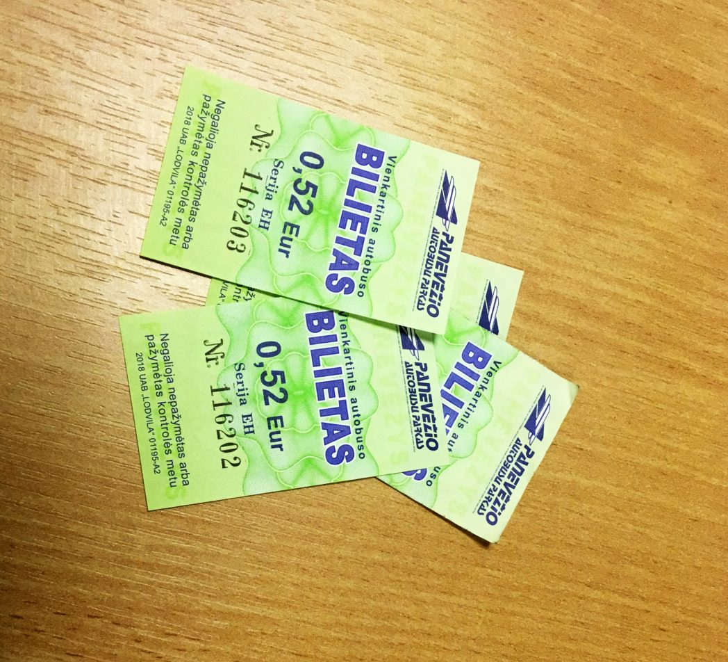 Panevėžio autobusų parkas, dar ne taip seniai sulaukęs kritikos dėl mistiškai išaugusių keleivių srautų, į rekordines aukštumas šoktelėjusių autobusų remonto kainų ir pernelyg greito nekilnojamojo turto nusidėvėjimo, Savivaldybei pateikė prašymą net šešiolika centų branginti autobusų bilietus.