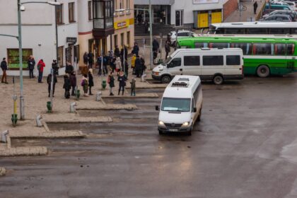Iš rajono į Panevėžį autobusais važinėjantys gyventojai sulaukė pokyčių – ratuotas senienas pakeitė kiek naujesni autobusai su juose sumontuota ne tik GPS sistema, bet ir vaizdo kameromis, o iš keleivių reikalaujama užsisegti saugos diržus.