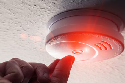 Dūmų detektorius savo namuose, praėjus pusmečiui nuo jų jų pripažinimo privalomais, įsirengė 43 proc. šalies gyventojų, skelbia Priešgaisrinės apsaugos ir gelbėjimo departamentas (PAGD).