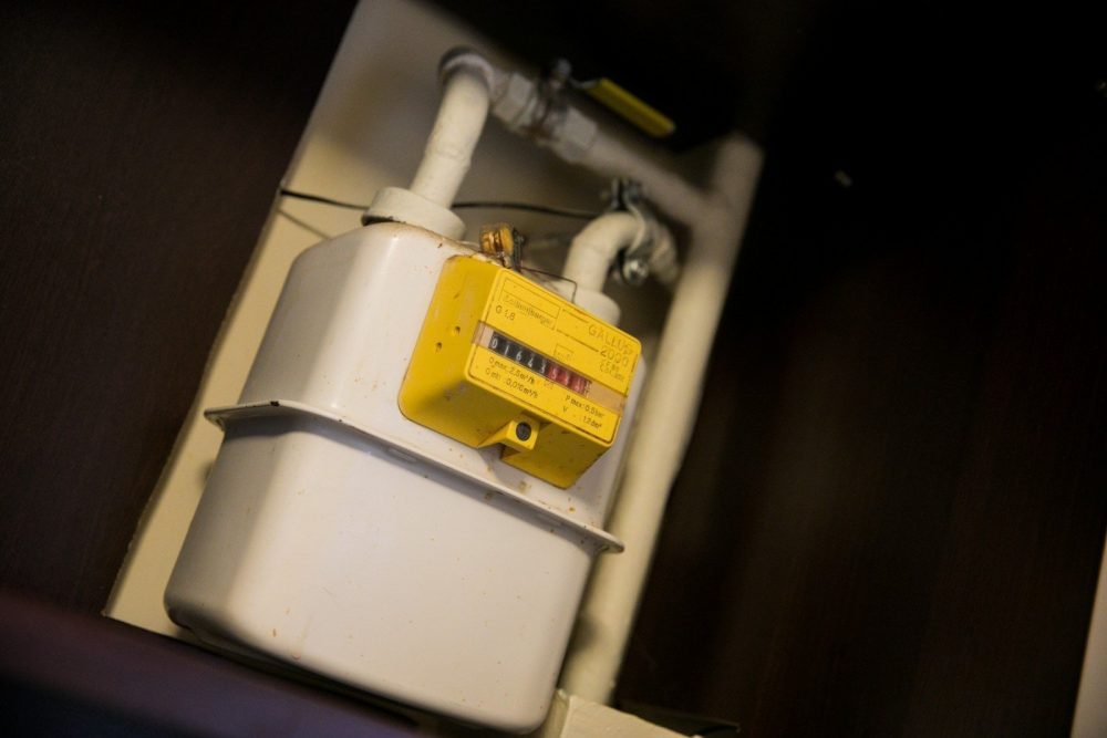 Patikėjusiais apsimetėliais elektros tinklų darbuotojais, pensininkė neteko nemenkos sumos pinigų.