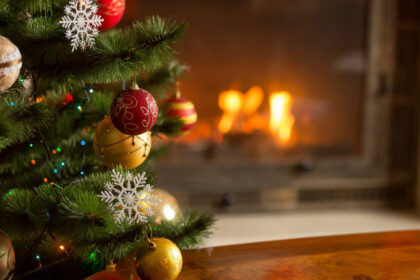 Puošdami namus Kalėdoms žmonės rūpinasi jų grožiu ir jaukia atmosfera, bet per mažai dėmesio skiria šventinių dekoracijų ir kalėdinių atributų saugumui.