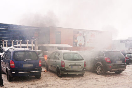 Ugniagesių gelbėtojų pajėgos antradienį skubėjo sulaukę pranešimo apie gaisrą miesto pakraštyje esančio prekybos ir pramogų centro aikštelėje.