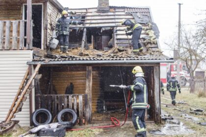 Šiandien, 9.55 val., Bendrajame pagalbos centre skubios pagalbos telefono numeriu 112 gautas pranešimas apie tai, kad Velžio seniūnijoje, Dembavos kaime, Pajuosčio pl. atvira liepsna dega namas.