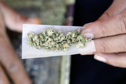 Ketvirtadienio vakarą Panevėžyje, automobilių stovėjimo aikštelėje, patikrinę automobilyje sėdėjusią kompaniją, pareigūnai aptiko ne tik narkotikų, bet ir jų gamybos įrankių.