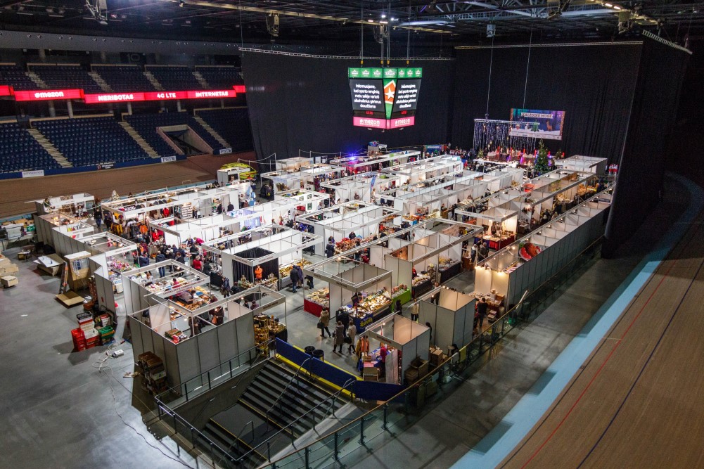 Tarsi pagal užsakymą Panevėžį nuklojęs sniegas pradžiugino susirinkusiuosius į „Cido“ arenoje vykstančią tradicinę Kalėdinę mugę.