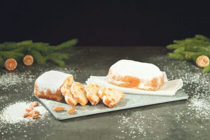 Artėjant gražiausioms žiemos šventėms, dažnas intensyviai galvojame, ne tik kokiomis dovanomis šiemet pradžiuginsime artimuosius, bet ir ką dėsime ant šventinio stalo. Tarp Kalėdų vaišių dažniausiai atsiduria jau tradiciniai tapę žuvies, daržovių ar grybų patiekalai. Maisto ekspertai sako, kad lietuviai tradicijas prisimena ir rinkdamiesi desertus, o prekybininkų teigimu, tarp kūčiukų ir spanguolių kisieliaus pirkėjai ant stalo randa vietos ir žymiajam kalėdiniam keksui.