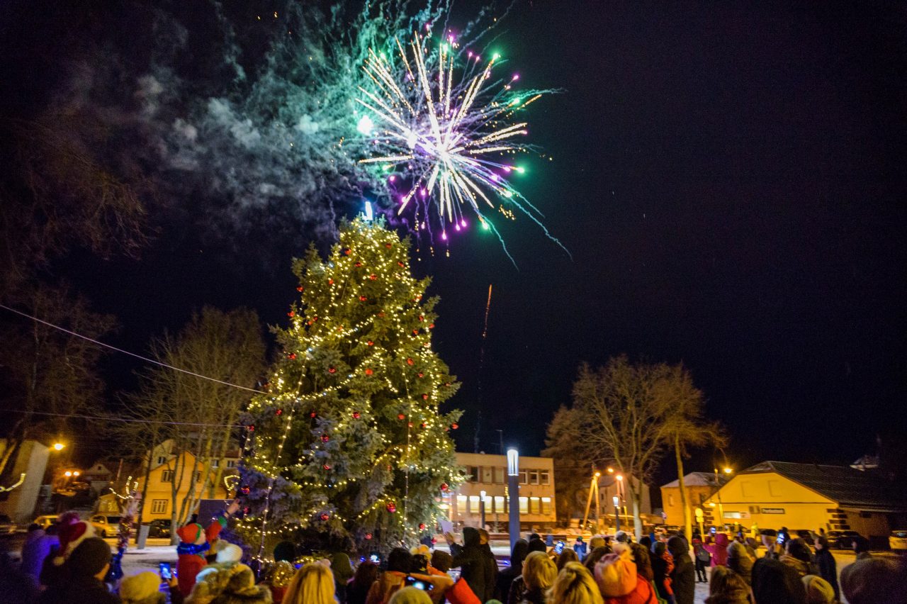 Didžiųjų ir mažesnių miestų pagrindinėse aikštėse jau žibant kalėdinėms žaliaskarėms, šventinė eglė suspindo ir Panevėžio rajone. Pagal rajone vyraujančią tradiciją, jai kasmet parenkama vis kita seniūnija. Šiemet pagrindinis rajono kalėdinis akcentas papuošė Krekenavą.
