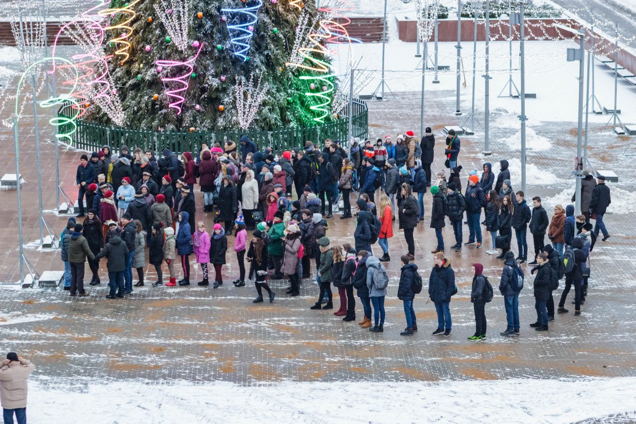 Gruodžio 3-ąją visame pasaulyje minima Tarptautinė žmonių su negalia diena. Simboliškai pagerbti ir išreikšti solidarumą neįgaliesiems gyventojai šiandien pakviesti ir Panevėžyje.