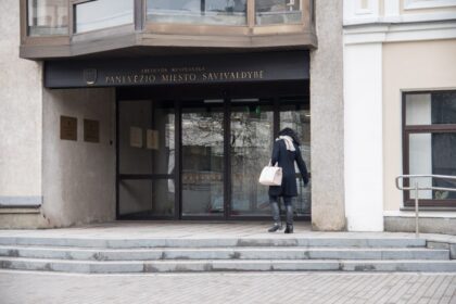 Į šalies didmiesčių valdžią besitaikantys kandidatai jau pradėjo svarbiausias per ketvertą metų politines varžytuves. Tačiau Aukštaitijos sostinėje tebetvyro štilis. Pretendentai į mero ir Tarybos narių kėdes, iki rinkimų belikus mažiau nei trims mėnesiams, tebedėlioja strategiją ir pažadų programas.