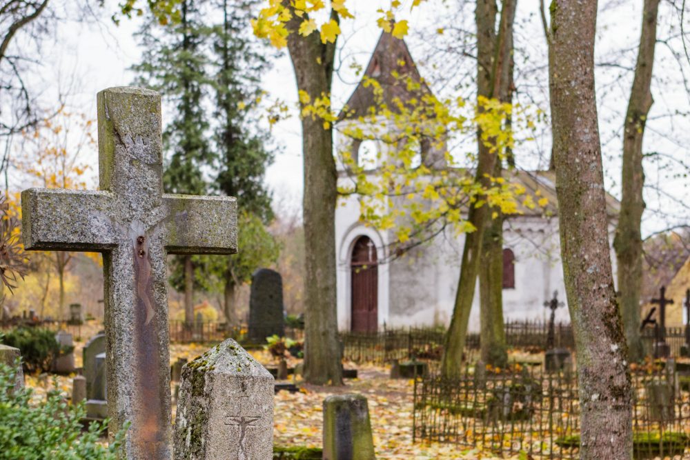 Mirusieji turėtų vartytis karstuose. Visoje Lietuvoje žemės kapams trūkumą bandoma kompensuoti neprižiūrimas kapavietes atiduodant naujiems šeimininkams.