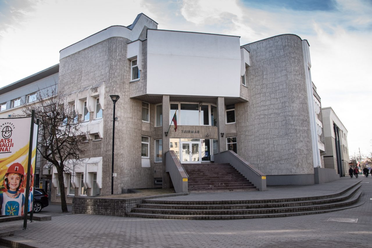 Panevėžio apylinkės teisme baigta nagrinėti net dvejus metus trukusi byla dėl per tragišką eismo įvykį žuvusios moters. Kaltais pripažinti du vairuotojai atsipirko lygtiniu laisvės atėmimu ir baudomis.