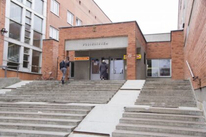 Kai tenka lankytis ligoninėje ar poliklinikoje kai kuriems pacientams vis dar kyla klausimas, kaip derėtų elgtis, ar reikia gydytojui neoficialiai atsidėkoti pinigais ar dovanomis. Kartais atrodo, kad visi pas gydytojus eina su vokeliu grynųjų pinigų kišenėje. Tačiau sociologiniai tyrimai rodo ir gydytojai sako, kad situacija jau tikrai nebėra tokia.