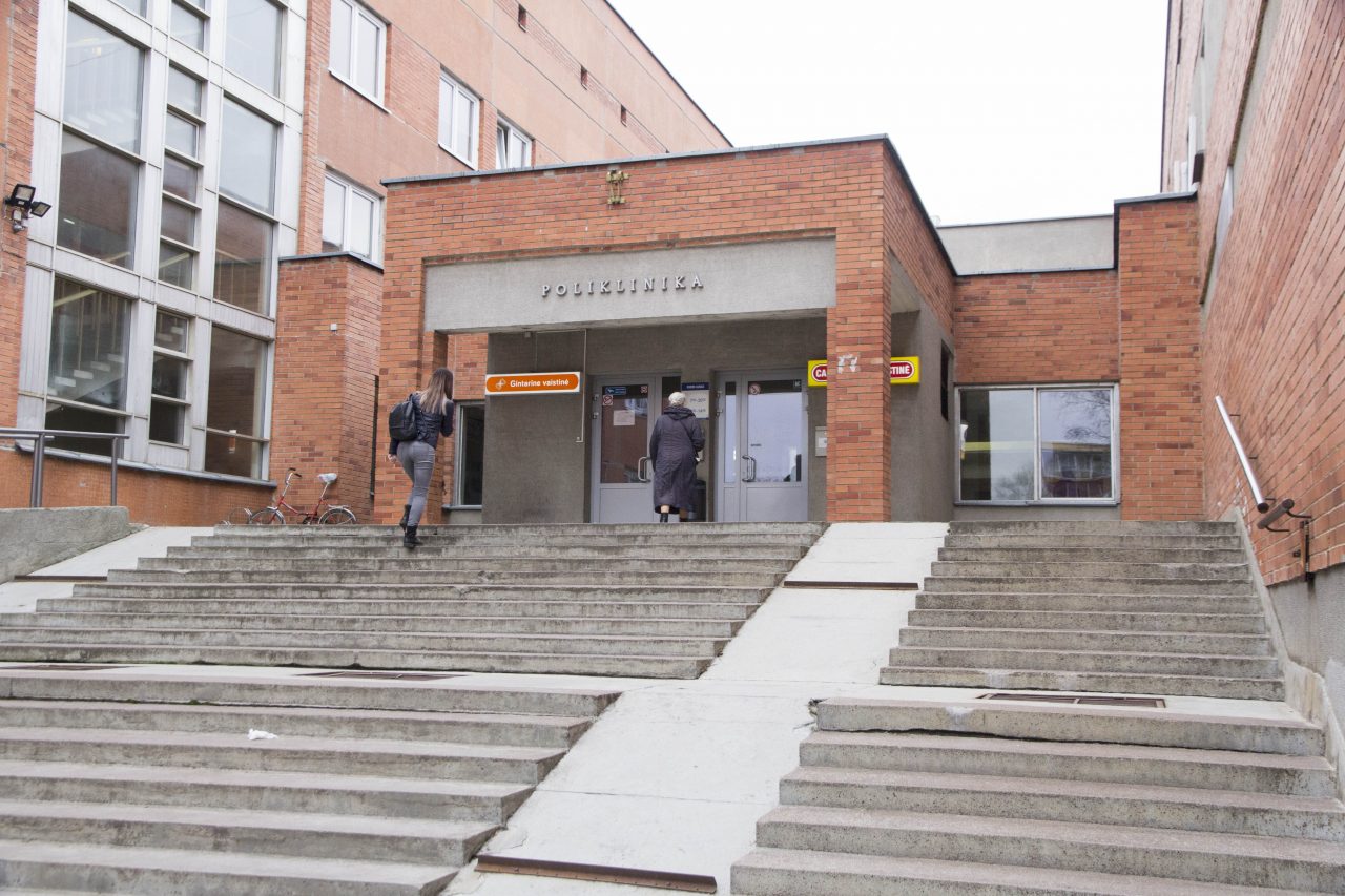 Kai tenka lankytis ligoninėje ar poliklinikoje kai kuriems pacientams vis dar kyla klausimas, kaip derėtų elgtis, ar reikia gydytojui neoficialiai atsidėkoti pinigais ar dovanomis. Kartais atrodo, kad visi pas gydytojus eina su vokeliu grynųjų pinigų kišenėje. Tačiau sociologiniai tyrimai rodo ir gydytojai sako, kad situacija jau tikrai nebėra tokia.