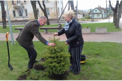 2018-ieji – Lietuvos valstybės atkūrimo šimtmečio metai. Ta proga visoje Lietuvoje buvo organizuojami renginiai, koncertai, akcijos, kelionės ir daugybė kitokių gražių iniciatyvų. Į vieną didelę šimtmečio renginių šeimą jungėsi valstybės įstaigos, uždarosios akcinės bendrovės, bendruomenės, nevyriausybinės organizacijos, ūkininkai bei pavieniai žmonės.