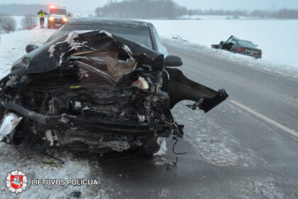 Į darbą skubėjusios policijos pareigūnės pirmadienio rytą sukeltoje avarijoje sunkiai sužalotas vyras neišgyveno. Jo gyvybė užgeso ligoninėje, praėjus vos porai valandų nuo tragiškos avarijos.