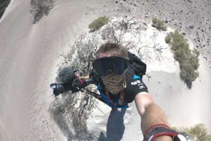 Nesibaigiantys klampūs smėlynai, dulkių debesys, greitis, azartas ir kova su laiku bei savimi – bene dvi savaites penki lietuvių ekipažai gyveno Dakaro ritmu. Vienuoliktą vietą pelniusio Benedikto Vanago komandoje jau ketvirtą kartą ekstremaliose lenktynėse dalyvavo ir panevėžietis Arūnas Kisielius.