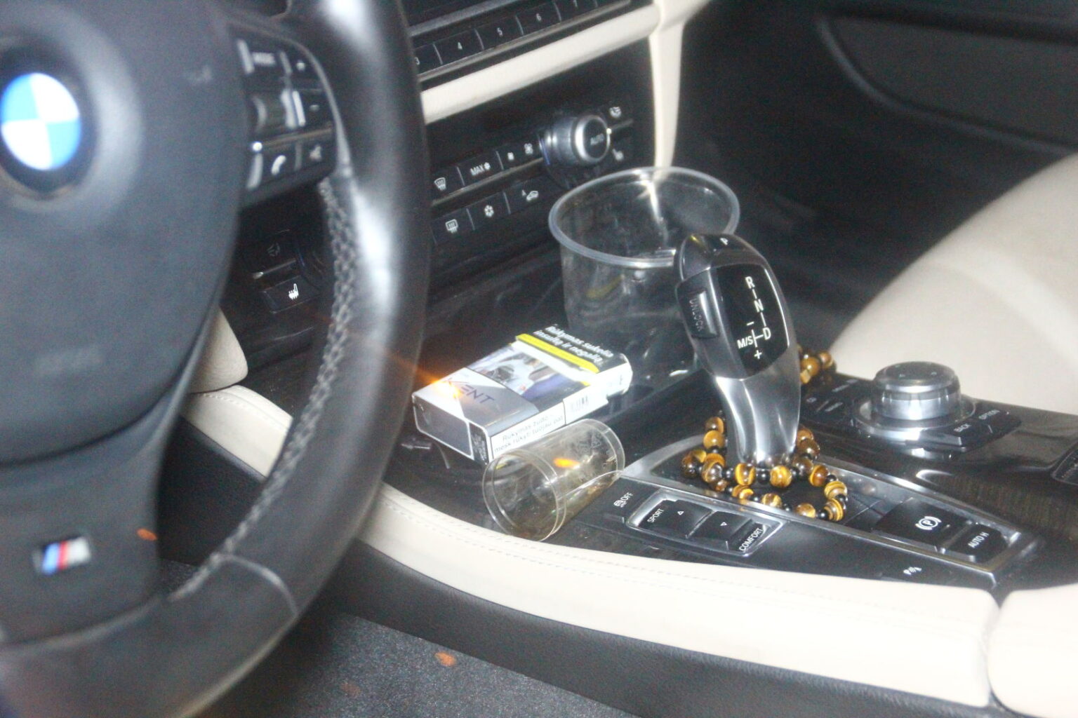 Nors tuoj ir Trys Karaliai, panašu, kad kai kurie tautiečiai vis dar švenčia Naujuosius metus. Penktadienio vakarą policijos pareigūnai prie vairo sulaikė girtutėlę jauną moterį, o kiek vėliau įkliuvo ir neblaivus avariją sukėlęs vyriškis.