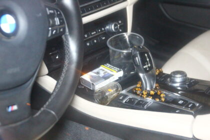 Nors tuoj ir Trys Karaliai, panašu, kad kai kurie tautiečiai vis dar švenčia Naujuosius metus. Penktadienio vakarą policijos pareigūnai prie vairo sulaikė girtutėlę jauną moterį, o kiek vėliau įkliuvo ir neblaivus avariją sukėlęs vyriškis.