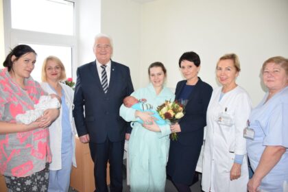 Šiandien Panevėžio mero pavaduotojas, laikinai einantis mero pareigas, Aleksas Varna ir Savivaldybės administracijos Socialinių reikalų skyriaus vedėja Audronė Grainienė pasveikino pirmuosius šiemet gimusius naujagimius.