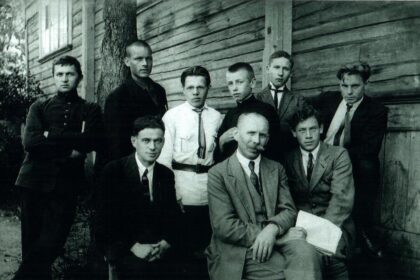 Ir prieš daugiau nei šimtą metų, kaip ir šiais laikais, nemažai gabių jaunų lietuvių dėl įvairių aplinkybių savo kelio ieškojo svetur. Tik tuomet dauguma jų mokėsi, studijavo, kilo karjeros laiptais Rusijoje, ten įsitvirtino kaip specialistai, tačiau neprarado tautiškumo, rūpinosi laisvės gynimu ir klojo nepriklausomos Lietuvos valstybės pamatus.