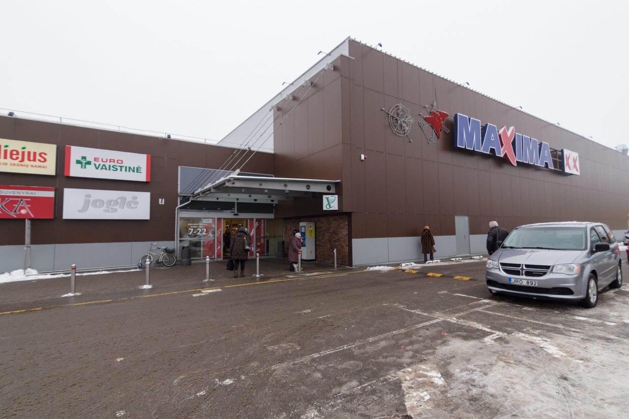 Į prekybos centrą apsipirkti užsukusi garbaus amžiaus panevėžietė nė pati nesusivokė, kaip staiga ant jos užvirto ant padėklų sukrautų sunkių dėžių su prekėmis stirta.