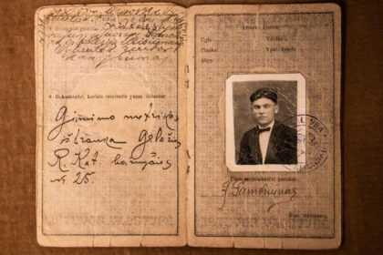 Panevėžietės, buvusios tremtinės Dainoros Urbonienės šeimoje jaudinantis įvykis – po septynių dešimtmečių į jos rankas grįžo 1941 metais į Sibirą ištremto ir ten mirusio tėvelio pasas. Istorinį buvusio Raguvos šviesuolio dokumentą su paties rašytojo Juozo Tumo-Vaižganto parašu už eurą pardavinėjo kolekcininkai. Ši naujiena tremties kančias patyrusiai dukrai buvo ne tik džiugi. Ji dar kartą privertė pajusti didžiulį paniekinimą.