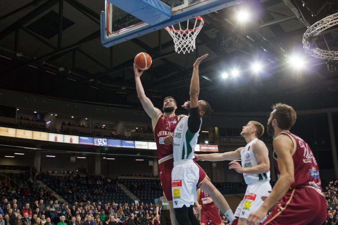 Šimtatūkstantines dotacijas iš Panevėžio biudžeto gaunantis ir akivaizdžią krizę išgyvenantis krepšinio klubas „Lietkabelis“ įdomus tampa jau nebe dėl žaidimo aikštelėje, o dėl dalininkų keliamų aistrų klubo viduje. Vieną paskui kitą pralaimėjimus, net mažesnį biudžetą ir potencialą turinčioms komandoms, patiriančio „Lietkabelio“ kovos keliasi į teismo salę.