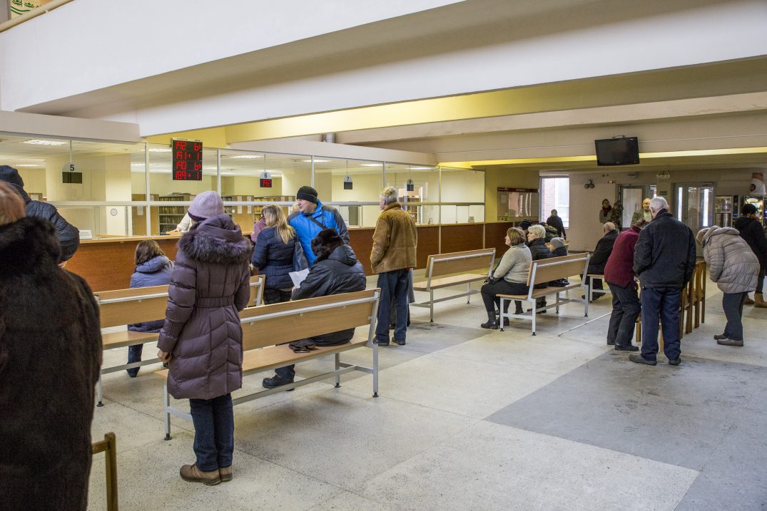 Smarkiai šoktelėjus sergamumo ūmiomis peršalimo ligomis ir gripu kreivei, nuo antradienio Panevėžyje paskelbta gripo epidemija. Jeigu sergamumas ir toliau taip sparčiai augs, net kelios miesto švietimo įstaigos bus priverstos nutraukti ugdymo procesą. Medikai perspėja, kad šiemet siautėjanti gripo A atmaina – itin pavojinga, galinti išaugti net į pandemiją.