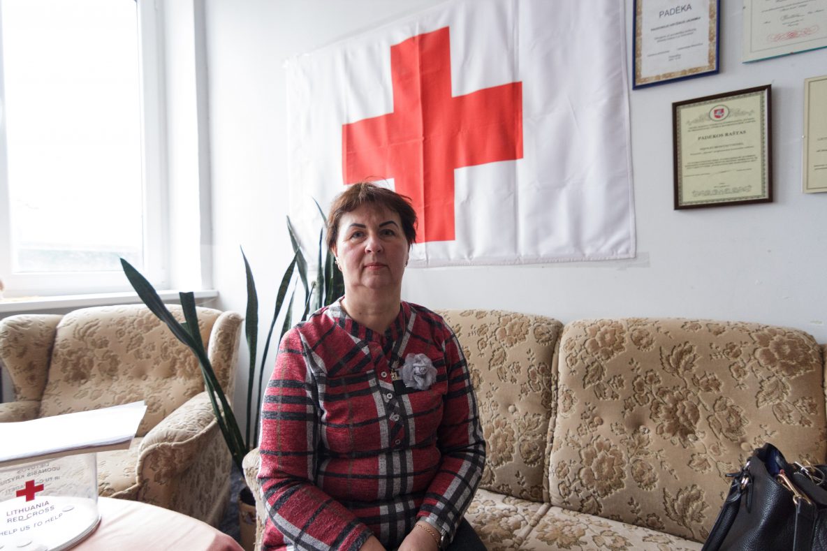 Vienišiems, ligotiems senukams, neįgaliesiems daug metų šviesos spinduliu buvę, juos lankydavę Raudonojo Kryžiaus draugijos atstovai Panevėžyje baigė savo gerą darbą globotinius palikę likimo ir Savivaldybės valioje.