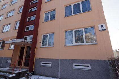 Panevėžio Tulpių gatvės 8-ojo namo gyventojai jau dvi dienos priversti mūvėti vilnones kojines ir gaubtis šiltais pledais, mat butą remontuojantys kaimynai paliko juos be šildymo. Baiminamasi, kad paspaudus didesniems šalčiams, nebegelbės net elektriniai šildytuvai. Didžiausia bėda, jog net avarinė tarnyba negali patekti į remontuojamą butą, mat jo savininkai išvykę į Vokietiją, o namus tvarkantys statybininkai – nepasiekiami.