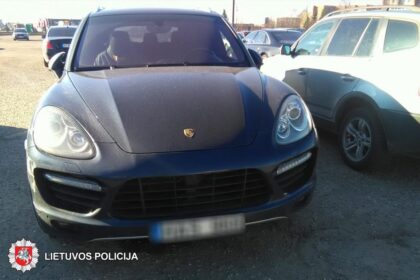 2019-02-22 20.22 val., Panevėžyje, Parko g., kieme, apgadintas automobilis „Toyota Avensis“. Jį apgadinusio automobilio vairuotojas iš eismo įvykio vietos pasitraukė.