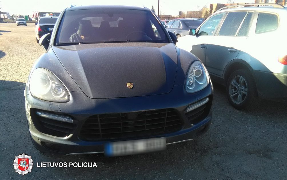 2019-02-22 20.22 val., Panevėžyje, Parko g., kieme, apgadintas automobilis „Toyota Avensis“. Jį apgadinusio automobilio vairuotojas iš eismo įvykio vietos pasitraukė.