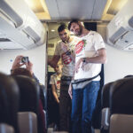 Valstybės atkūrimo dieną nusprendę atšvęsti tolimajame Egipte lietuviai sulaukė netikėtos dovanos – juos į žydrąją Hurgados pakrantę lydėjo broliai Lavrinovičiai su šeimomis. Pagrindinė jų kelionės misija – savo kailiu išbandyti kuo daugiau Egipto siūlomų malonumų ir apžvelgti Lietuvių pamėgto atostogų krašto privalumus. Kaip seksis broliams jų naujajame kelionių agentų – pardavėjų vaidmeniu, neaišku, tačiau Kšištofas su Darjušu tikina, kad žodžių kišenėje neieškos nei jie, nei jų šeimos nariai.