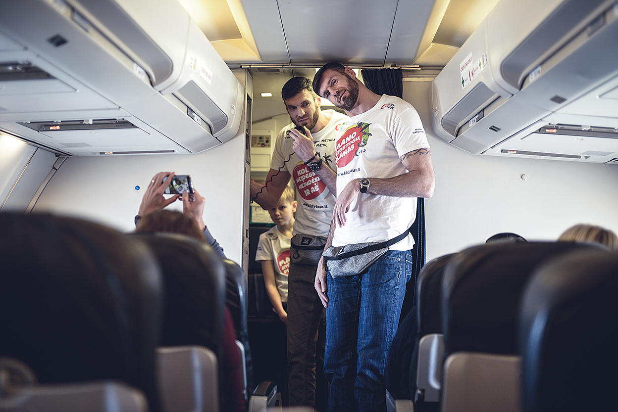 Valstybės atkūrimo dieną nusprendę atšvęsti tolimajame Egipte lietuviai sulaukė netikėtos dovanos – juos į žydrąją Hurgados pakrantę lydėjo broliai Lavrinovičiai su šeimomis. Pagrindinė jų kelionės misija – savo kailiu išbandyti kuo daugiau Egipto siūlomų malonumų ir apžvelgti Lietuvių pamėgto atostogų krašto privalumus. Kaip seksis broliams jų naujajame kelionių agentų – pardavėjų vaidmeniu, neaišku, tačiau Kšištofas su Darjušu tikina, kad žodžių kišenėje neieškos nei jie, nei jų šeimos nariai.