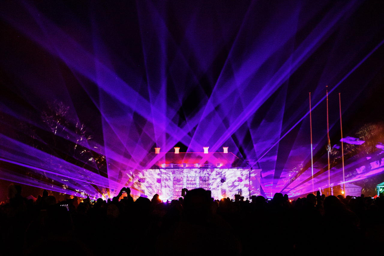 Pakruojo dvaras žiemą išlydės su ledo skulptūrų ir ugnies festivaliu „Ledo karalystė“. Vasario 22–24 dienomis vyksiančiame renginyje lauks daugiau nei keturios dešimtys ledo skulptūrų, lazerių ir ugnies simfonija bei pasakiškos pramogos visai šeimai.