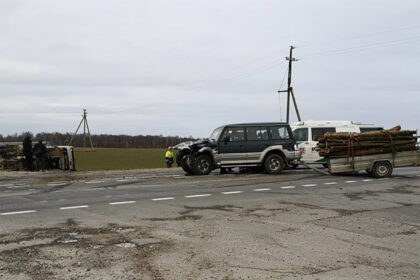 Šeštadienį, vasario 23 d., 16.38 val. Panevėžio r., kelyje Panevėžys–Šiauliai, 14,270 km. įvyko eismo įvykis, kurio metu nesunkiai sužeisti žmonės.