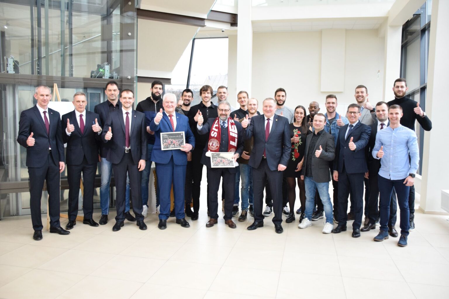 Šiandien pasveikinti „Lietkabelio“ krepšinio komandos treneriai ir žaidėjai, „Kidy Tour“ Karaliaus Mindaugo taurės turnyre iškovoję III vietą. Miesto bendruomenės vardu jiems įteiktas 10 000 Eur čekis.