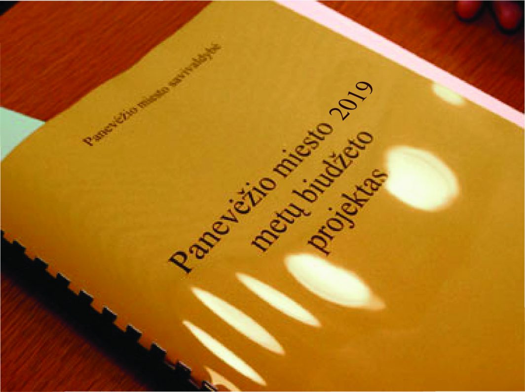Panevėžio miesto taryba jau šį ketvirtadienį paskirstys, iš kiek ir kaip šįmet versis miestas. Nors šiųmetis Panevėžio biudžetas – rekordinio dydžio ir jame – net 103 mln. eurų, pinigų miestui tvarkyti ir gatvėms numatyta atseikėti mažiau nei pernai. Į pinigų laukiančiųjų eilę šįmet rikiuojasi Stasio Eidrigevičiaus menų centras, taipogi naujas fontanas Senvagėje bei virtinė Europos Sąjungos remiamų miesto reprezentacinių erdvių tvarkymo projektų.