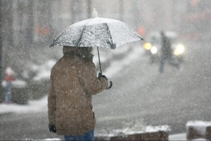 Naujos savaitės pradžia bus niūri, su mišriais krituliais ir vėl sustiprėsiančiu vėju, prognozuoja sinoptikai.