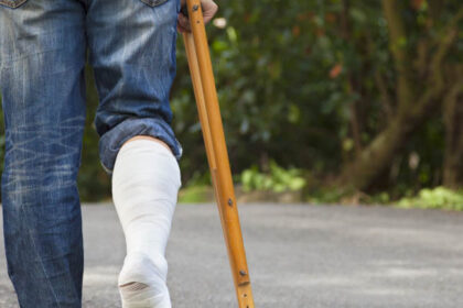 Dviejų pažįstamų konfliktas įsiliepsnojo tiek, kad vienas kitą gerokai aptalžė ramentu.