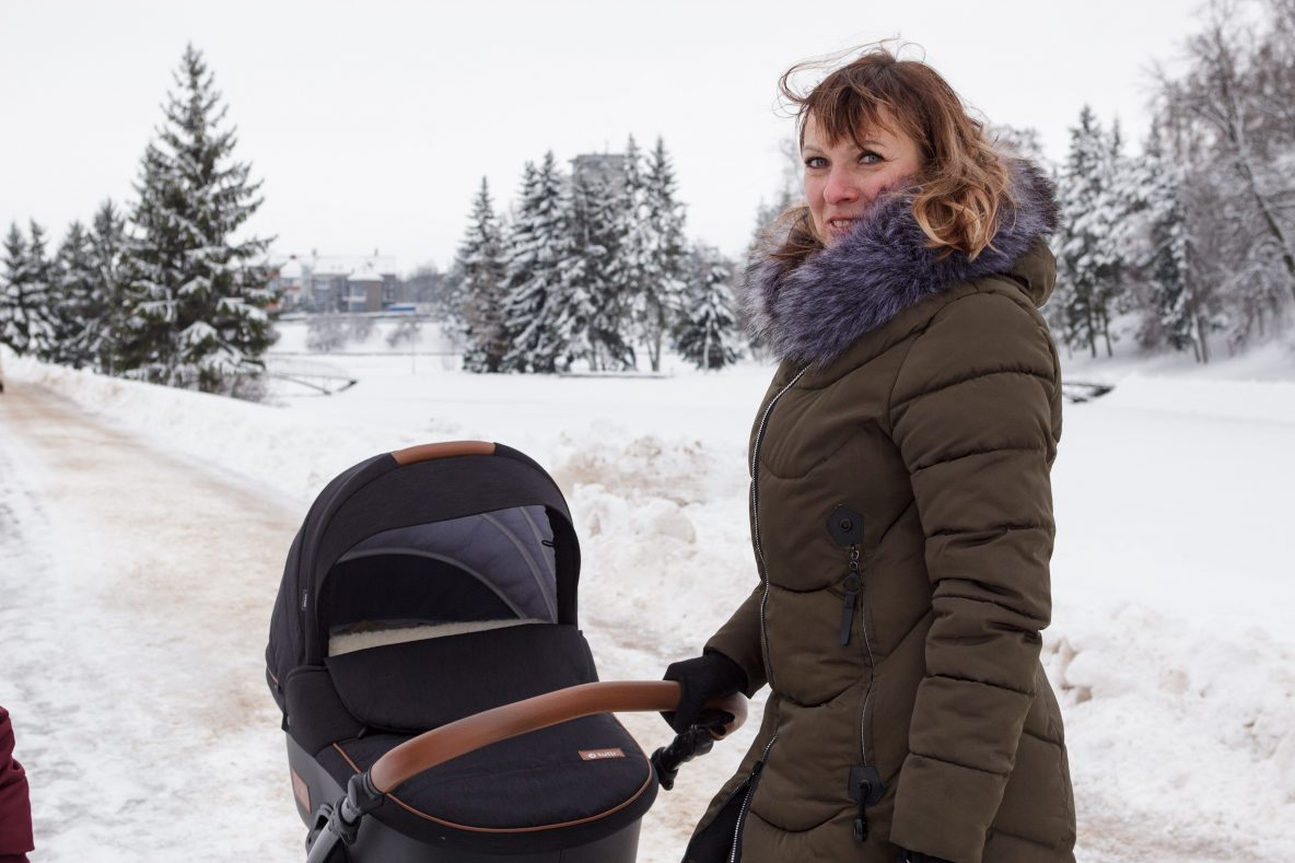 Tarp tolimųjų reisų vairuotojų sklando oficialiai nepatvirtinta statistika, kad dėl ilgų reisų apie 80 proc. jų santuokų baigiasi skyrybomis. Gal ne tik dėl gero uždarbio į bendrą šeimos biudžetą vis daugiau porų kartu sėda prie vilkiko vairo.
