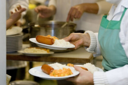 Panevėžio rajono savivaldybė sulaukė neįprasto prašymo išimties tvarka skirti vienkartinę pašalpą. Dėl paramos pinigais šįkart kreipėsi ne nuo gaisro nukentėję, ligų ar kitų gyvenimo sunkumų prispausti gyventojai, o individualioji įmonė. Naujamiesčio gimnazijoje vaikus maitinanti valgykla susidūrė su finansiniais sunkumais, kai per mokytojų streiką buvo priversta laikinai nutraukti veiklą. Nebeturėdama iš ko mokėti mokesčių bei atlyginimų darbuotojams, įmonė viliasi, kad pagalbos ranką išties Panevėžio rajono savivaldybė.