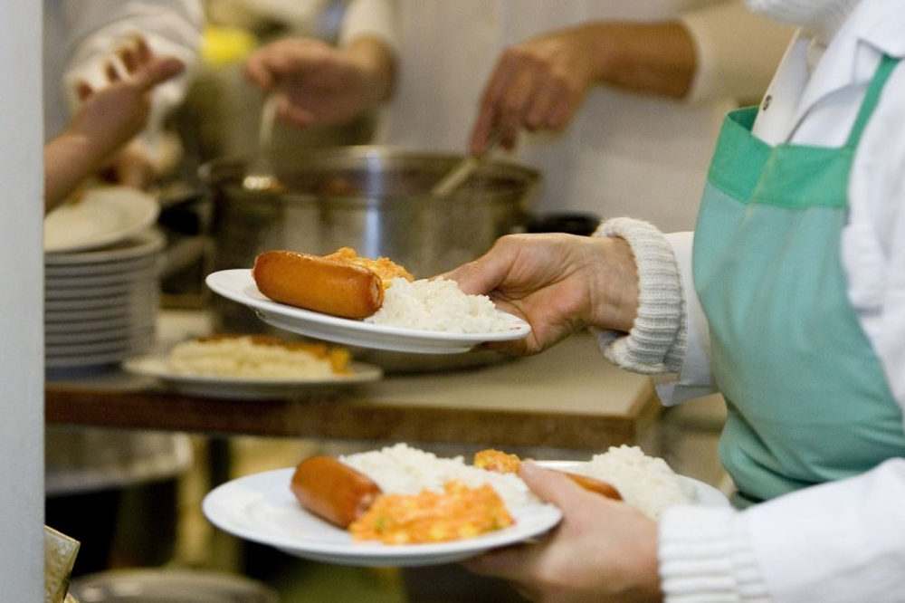 Panevėžio rajono savivaldybė sulaukė neįprasto prašymo išimties tvarka skirti vienkartinę pašalpą. Dėl paramos pinigais šįkart kreipėsi ne nuo gaisro nukentėję, ligų ar kitų gyvenimo sunkumų prispausti gyventojai, o individualioji įmonė. Naujamiesčio gimnazijoje vaikus maitinanti valgykla susidūrė su finansiniais sunkumais, kai per mokytojų streiką buvo priversta laikinai nutraukti veiklą. Nebeturėdama iš ko mokėti mokesčių bei atlyginimų darbuotojams, įmonė viliasi, kad pagalbos ranką išties Panevėžio rajono savivaldybė.